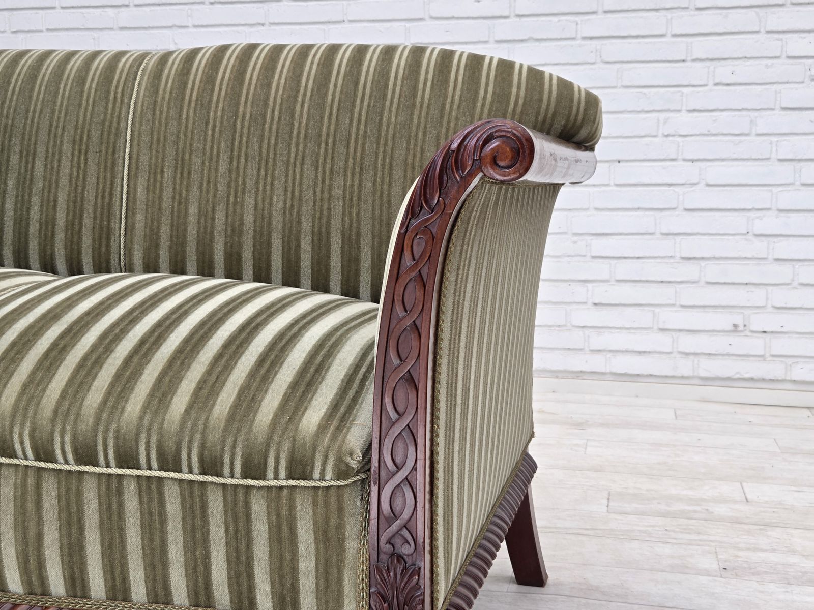 Ca. jaren 1950, 3-zitsbank Deens design, groen meubelvelours, teakhout. photo for sale