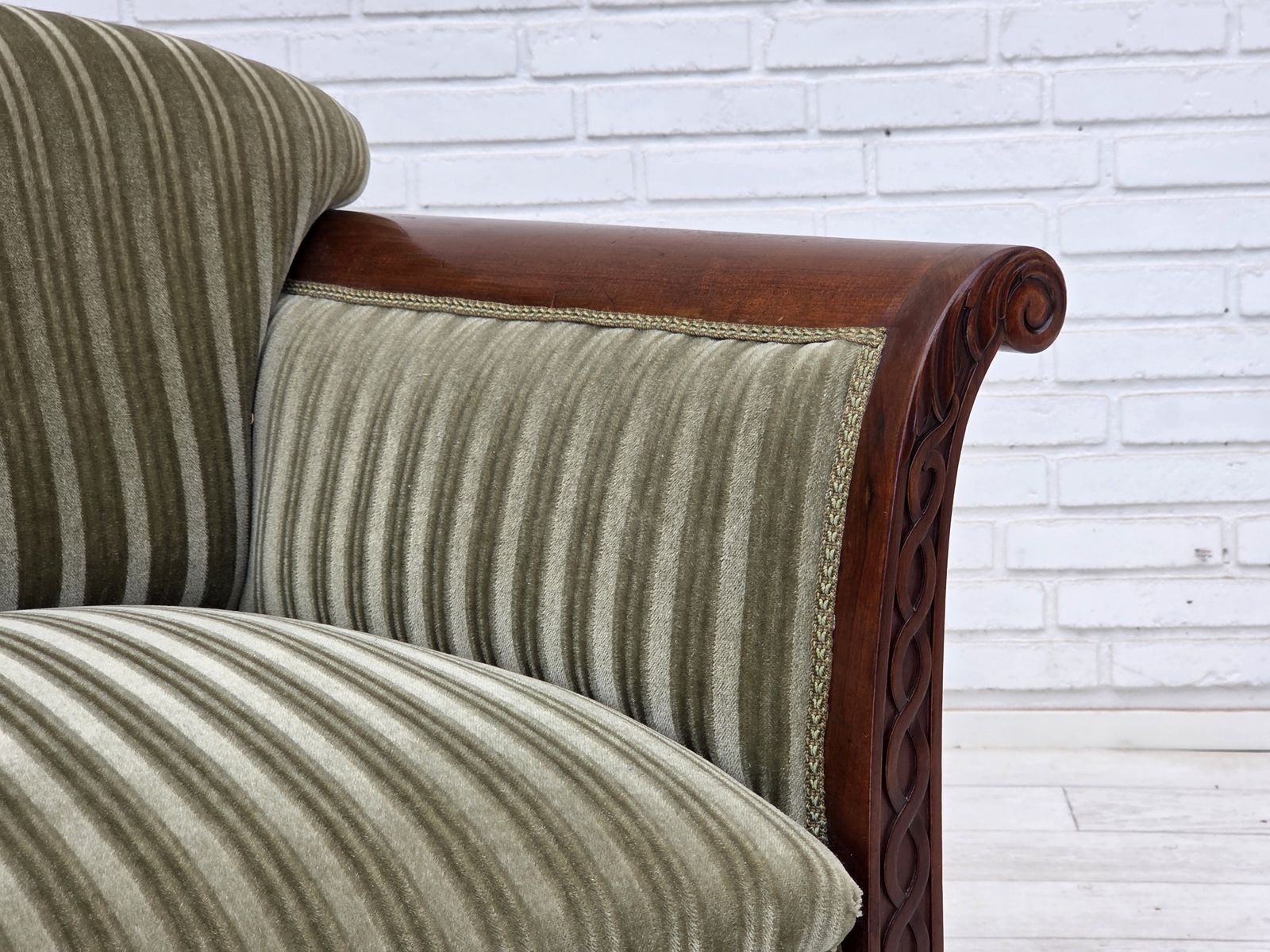 photo for sale Ca. jaren 1950, 3-zitsbank Deens design, groen meubelvelours, teakhout.