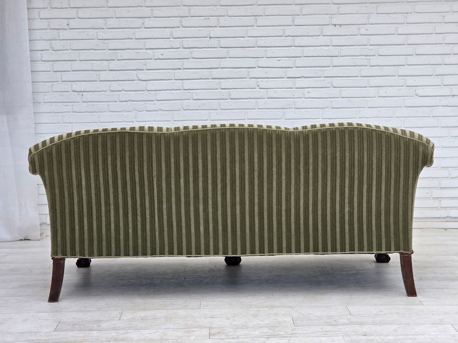 photo vintage Ca. jaren 1950, 3-zitsbank Deens design, groen meubelvelours, teakhout.