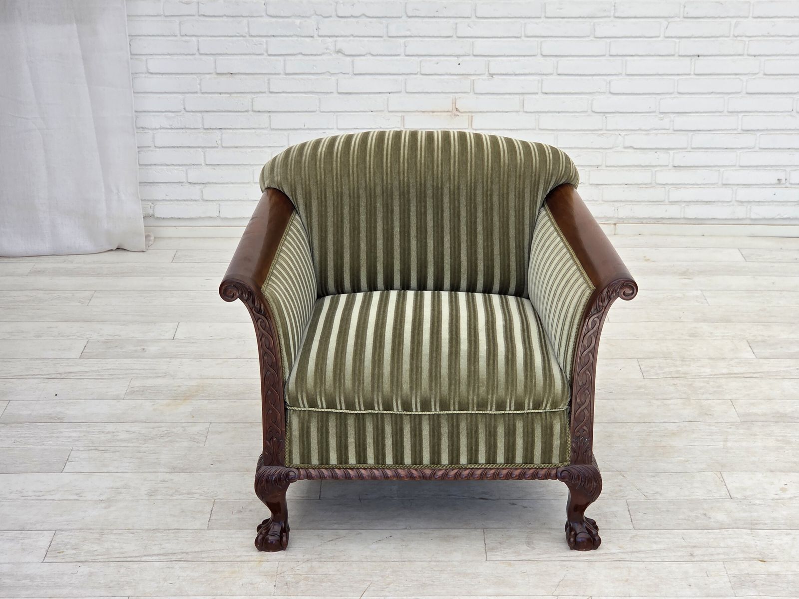 Ca. jaren 1950, Deense fauteuil, meubelvelours, teakhout. photo vinterior