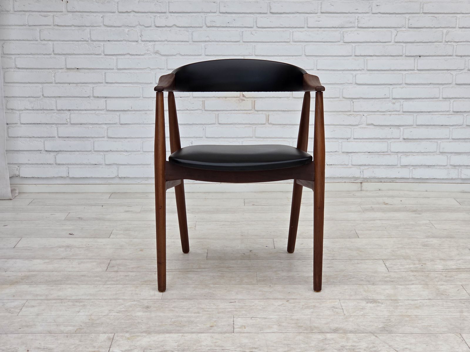 Ca. jaren 1960, Deense fauteuil. Teakhout, zwart kunstleer. photo vinterior