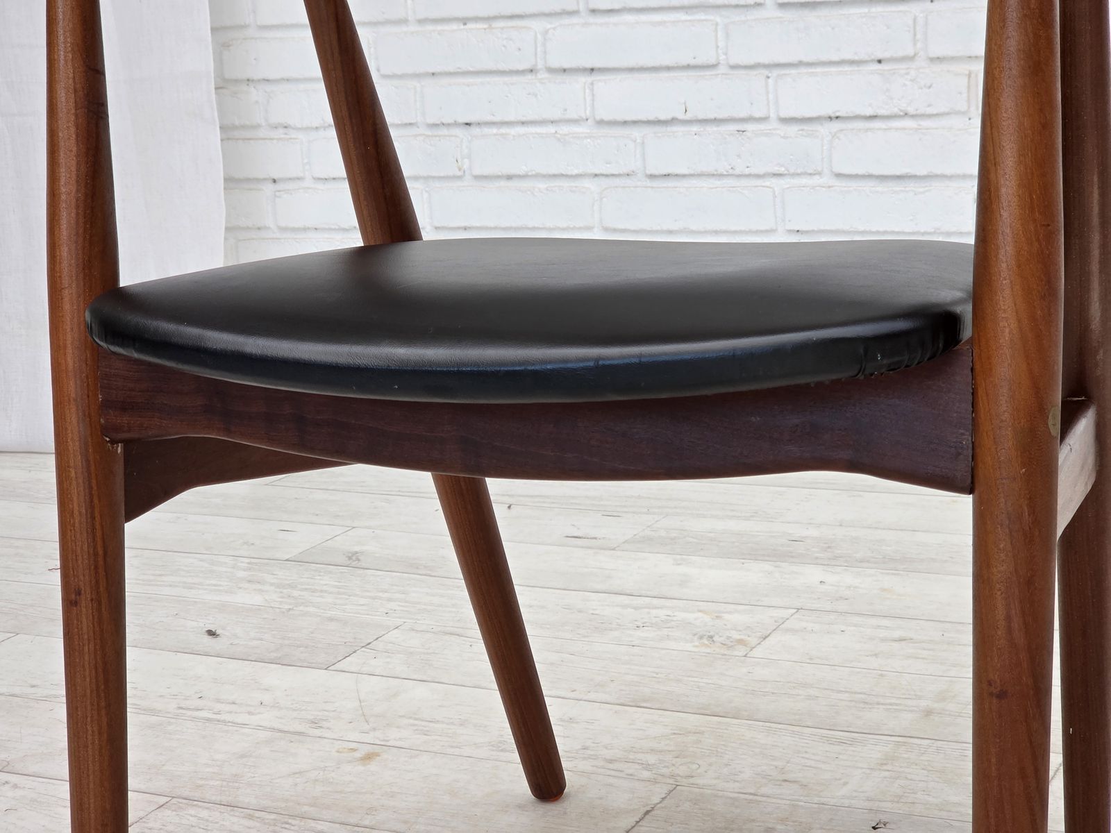 Ca. jaren 1960, Deense fauteuil. Teakhout, zwart kunstleer. photo buy