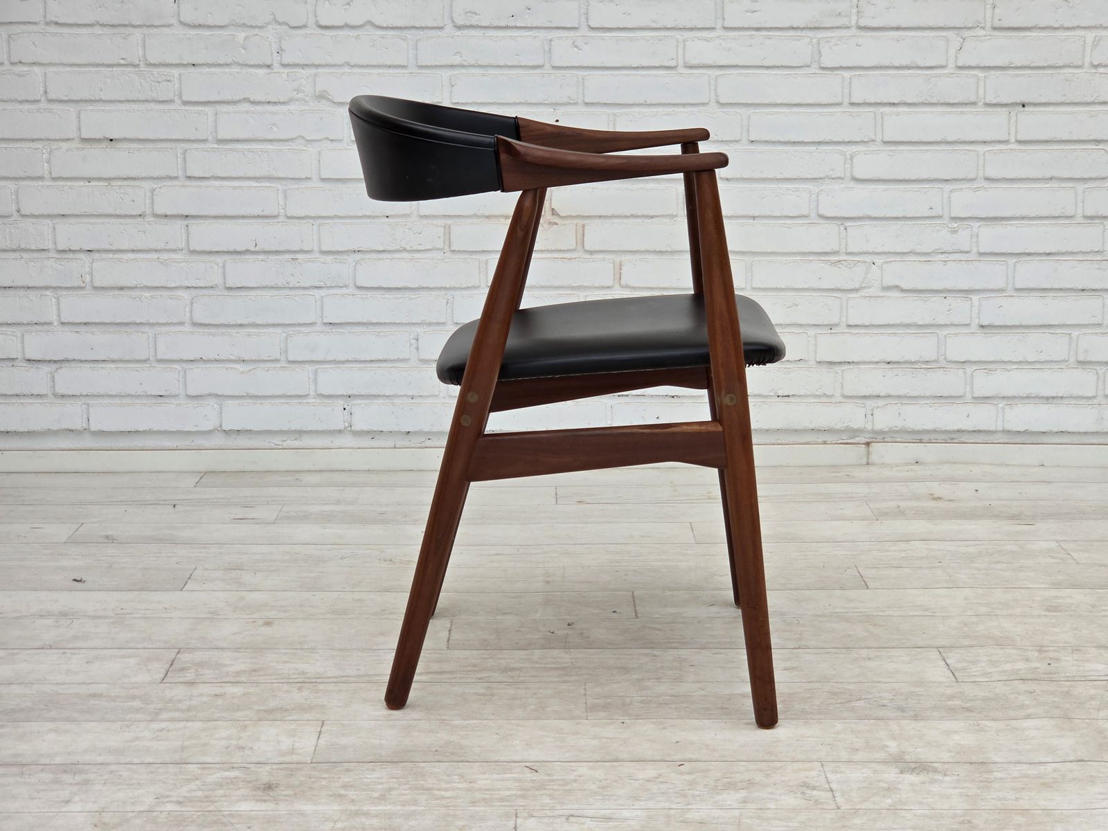 Ca. jaren 1960, Deense fauteuil. Teakhout, zwart kunstleer. photo vintage