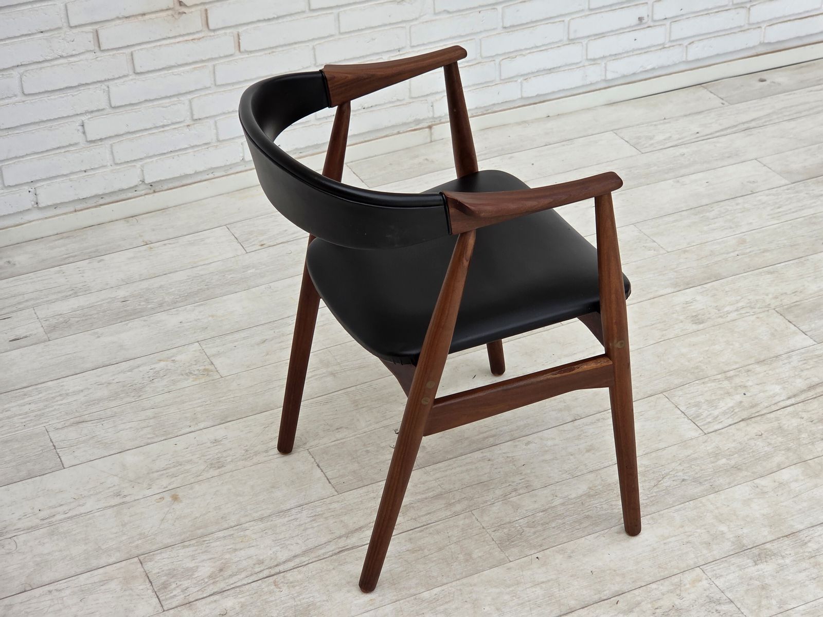 photo furniture Ca. jaren 1960, Deense fauteuil. Teakhout, zwart kunstleer.