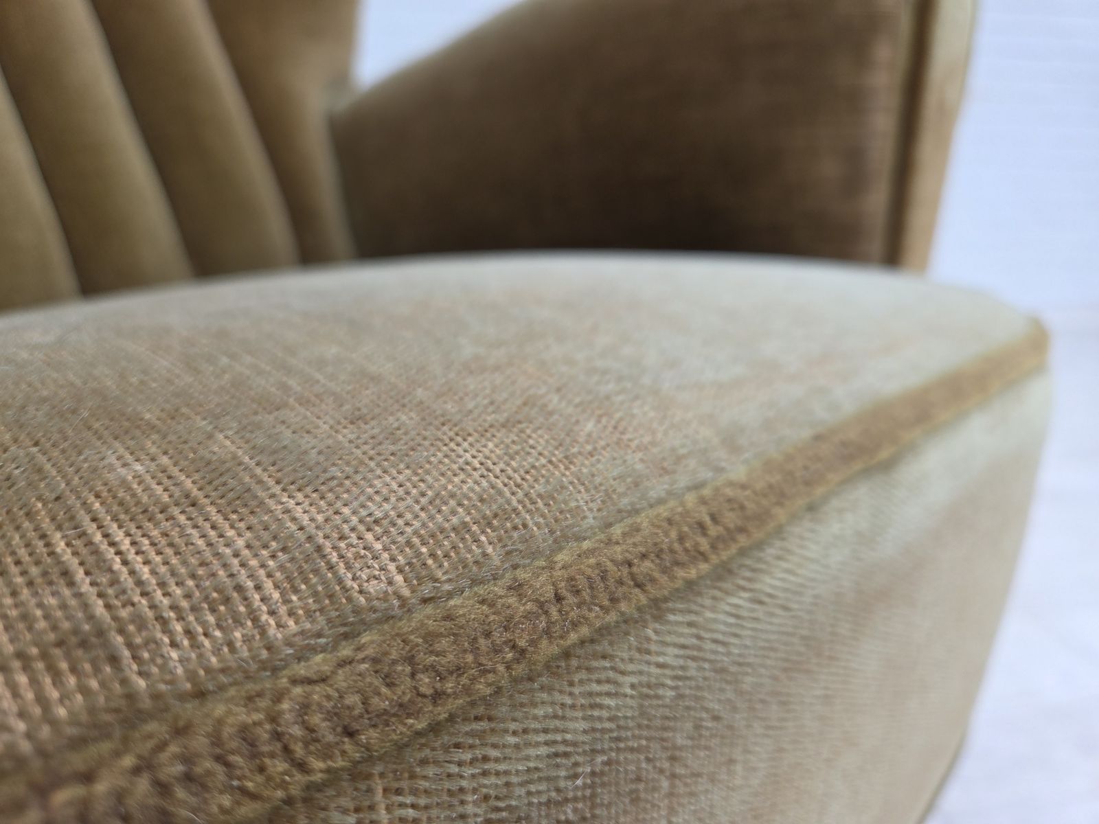 Ca. jaren 1960, Deense fauteuil met hoge rug, groen meubelvelours. photo Meubels