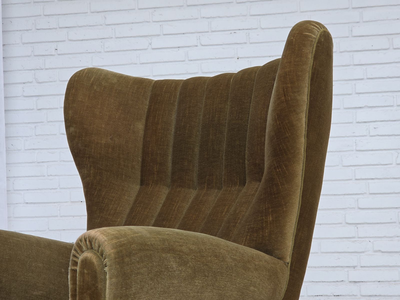 photo vintage Ca. jaren 1960, Deense fauteuil met hoge rug, groen meubelvelours.
