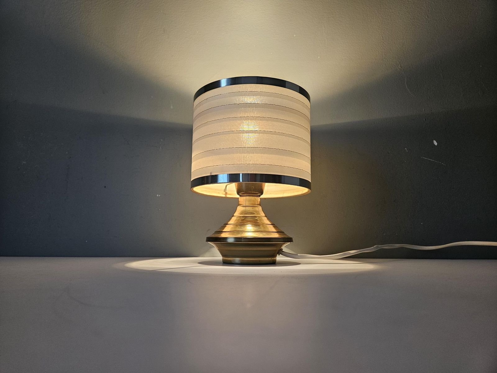 Set Of 2 Vintage Brass Table Lamps – Mid Century Bedside Lamps – White Fabric Shades photo for sale