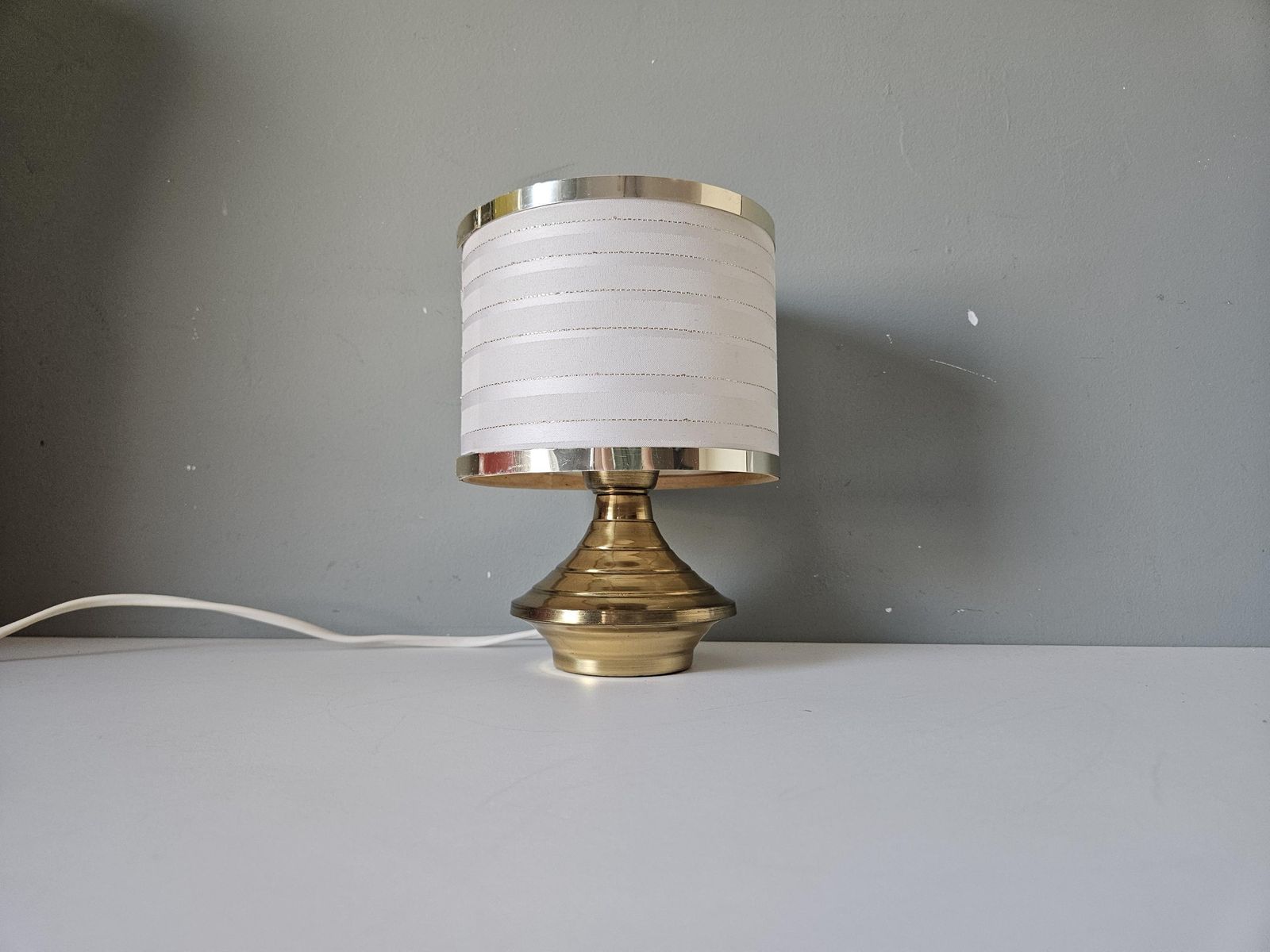 Set van 2 vintage messing tafellampen – Mid-Century nachtkastlampen – witte stoffen kappen photo 155.0