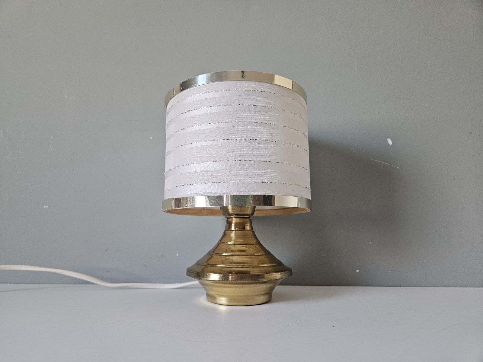Set Of 2 Vintage Brass Table Lamps – Mid Century Bedside Lamps – White Fabric Shades photo vintage