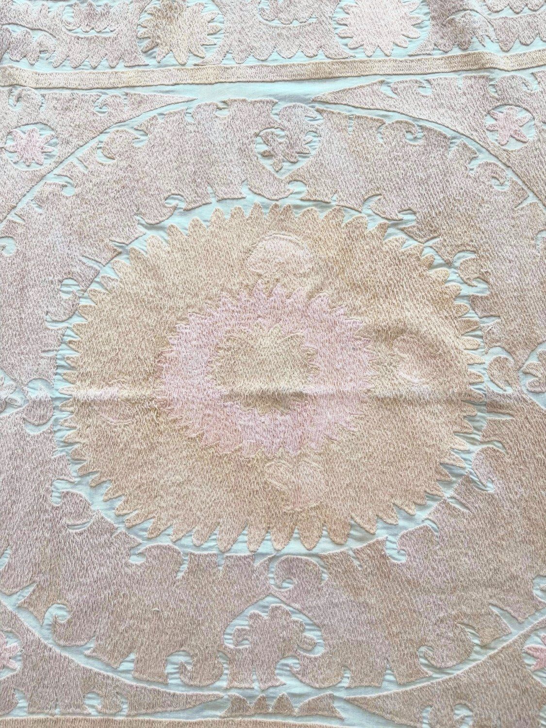 Tenture murale suzani brodée, beige neutre, Ouzbékistan, 132 x 138 cm photo furniture