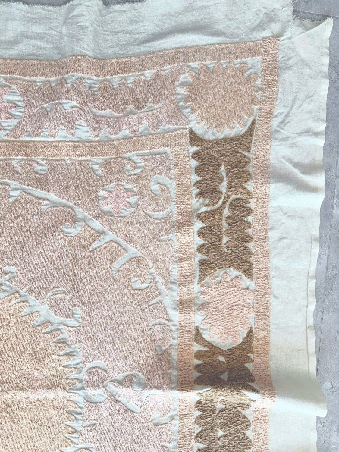 Suzani geborduurd wandkleed, neutraal beige, Oezbekistan borduurwerk, 132 x 138 cm photo 257.0