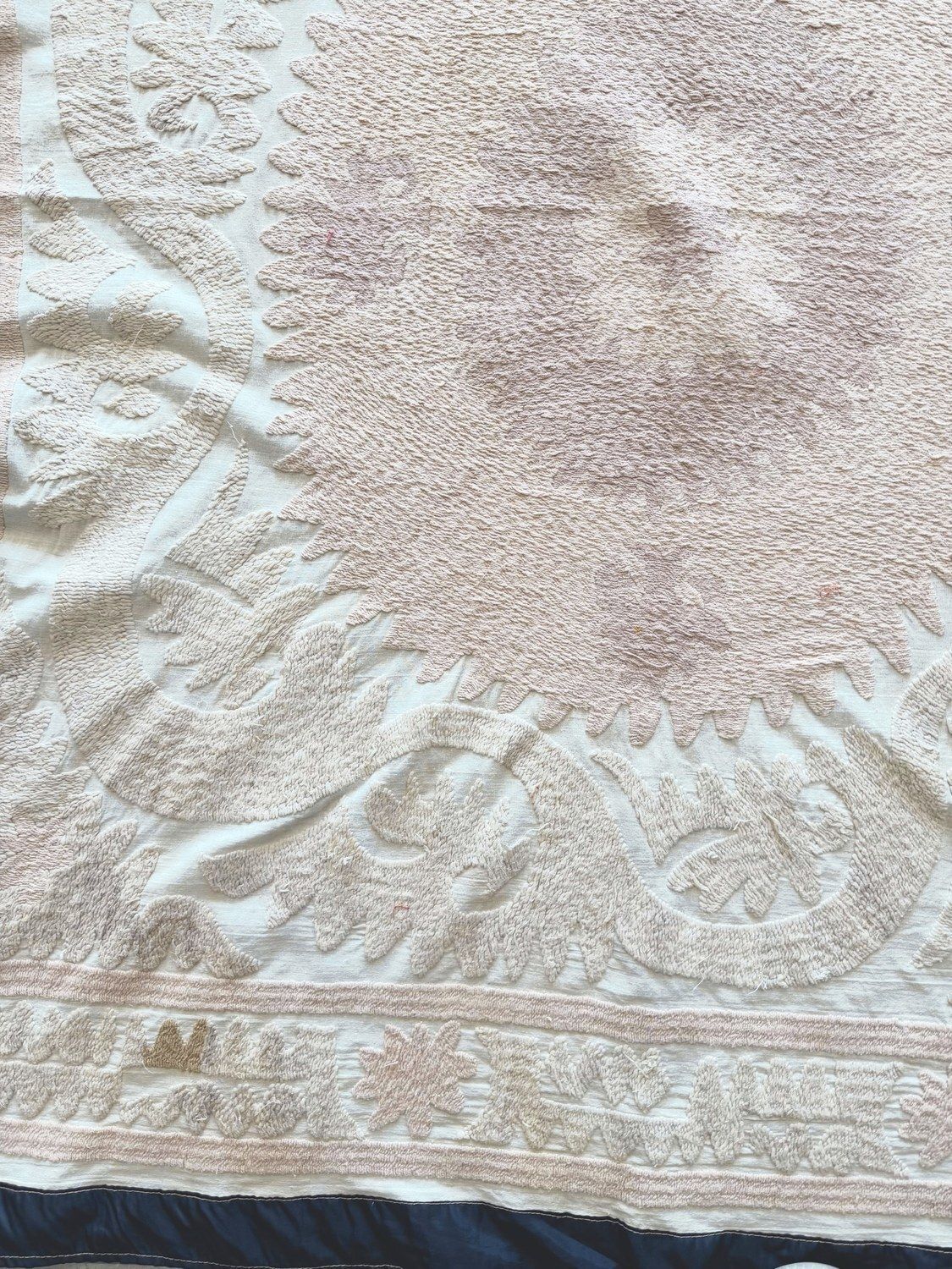 Suzani borduurwerk wanddecoratie, neutraal beige Oezbeeks tafelkleed 133 x 144 cm photo for sale