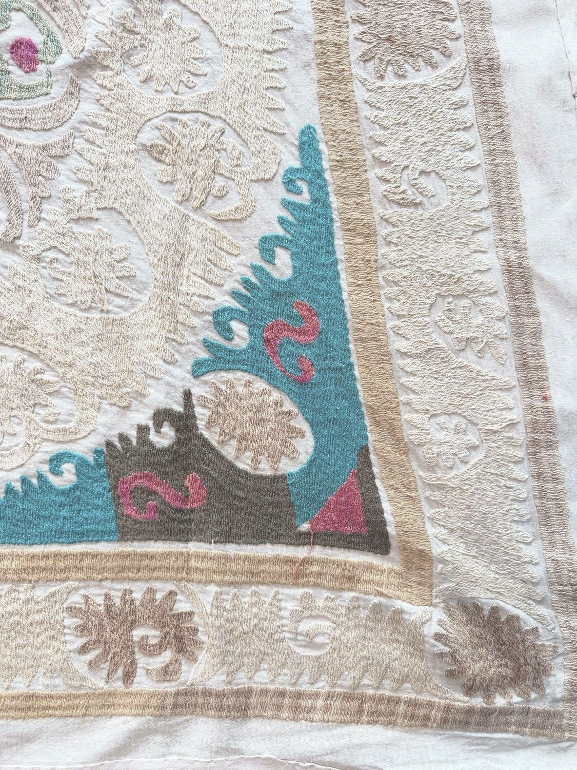 Boho Neutraal Beige Suzani uit Centraal-Azië 134 x 142 cm photo Textiel