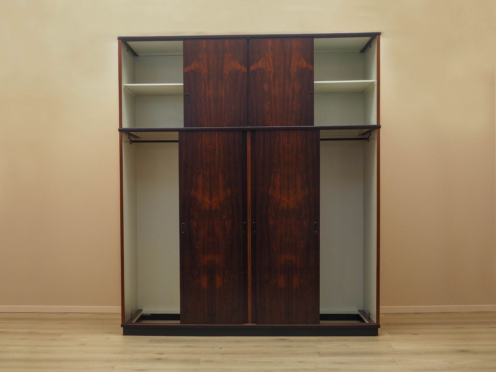 Vintage kledingkast, Deens design, jaren 1970, gemaakt in Denemarken photo Meubels