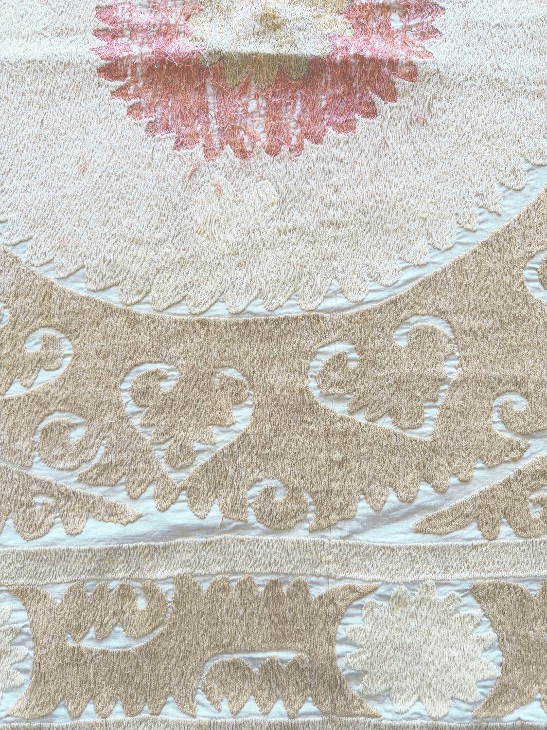 Neutrale Beige Samarkand Suzani Textiel Wanddecoratie 134 x 153 cm photo for sale