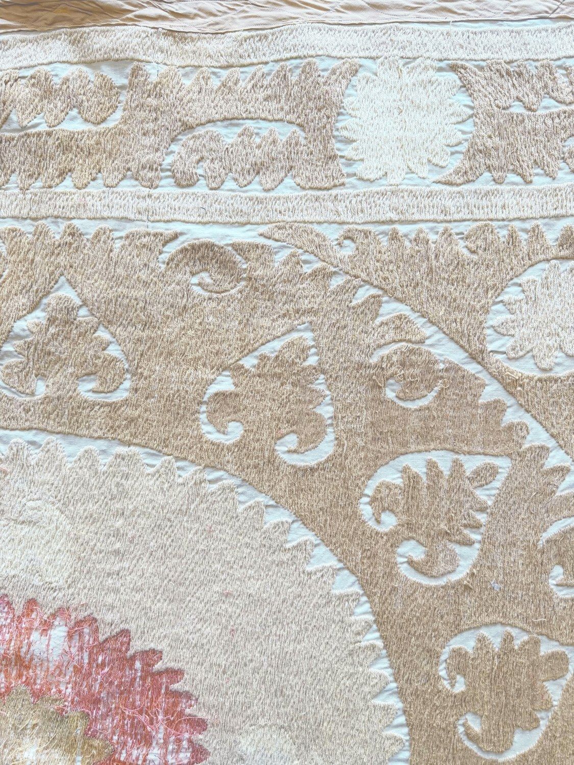 Neutrale Beige Samarkand Suzani Textiel Wanddecoratie 134 x 153 cm photo vinterior