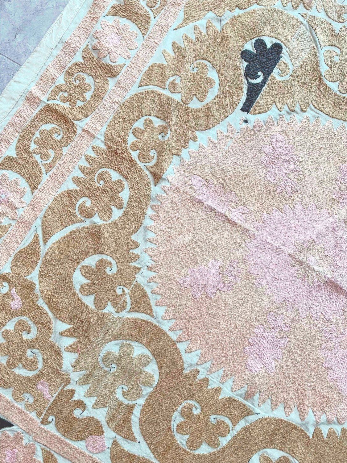 Suzani Tafelkleed, Neutraal Beige Oezbeeks Tafelkleed 135 x 137 cm photo 263.0