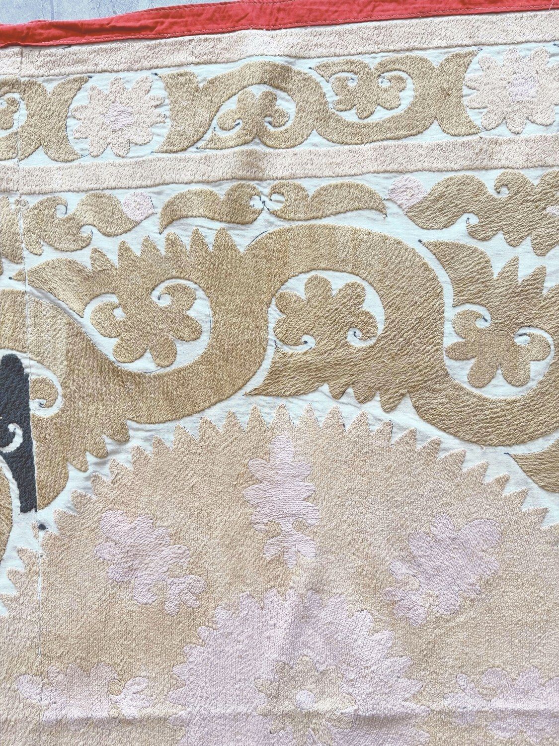 Suzani Tafelkleed, Neutraal Beige Oezbeeks Tafelkleed 135 x 137 cm photo vinterior
