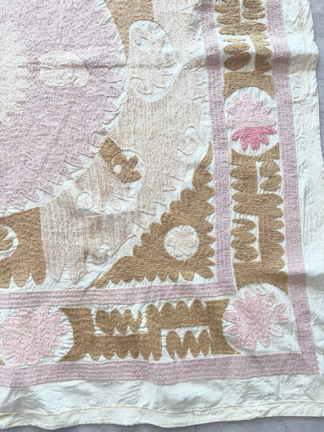 Textile tribal Suzani de Boukhara brodé à la main, 136 x 143 cm photo for sale