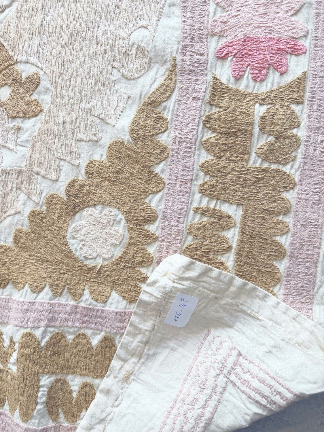 photo for sale Met de hand geborduurd Bukhara Suzani tribaal textiel 136 x 143 cm