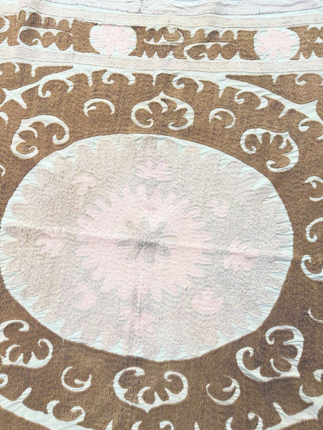 Decoratieve neutrale beige Suzani uit Oezbekistan - 136 x 155 cm photo furniture