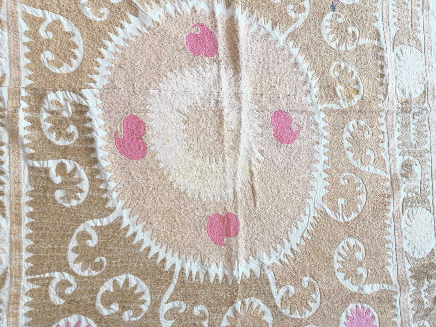Suzani Tribal Textiel, Neutrale Beige Oezbeeks Tafelkleed 138 x 140 cm photo 273.0
