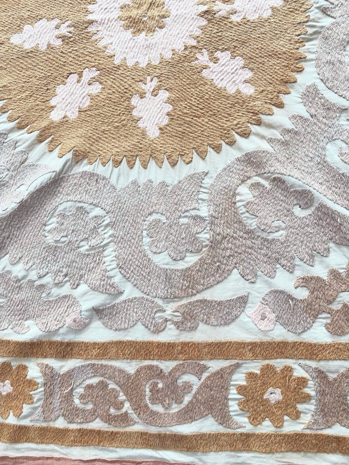 Neutrale Beige Aziatische Suzani Tribale Textiel 138 x 142 cm photo for sale