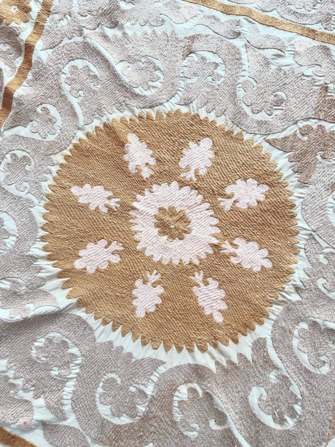 Neutrale Beige Aziatische Suzani Tribale Textiel 138 x 142 cm photo Textiel