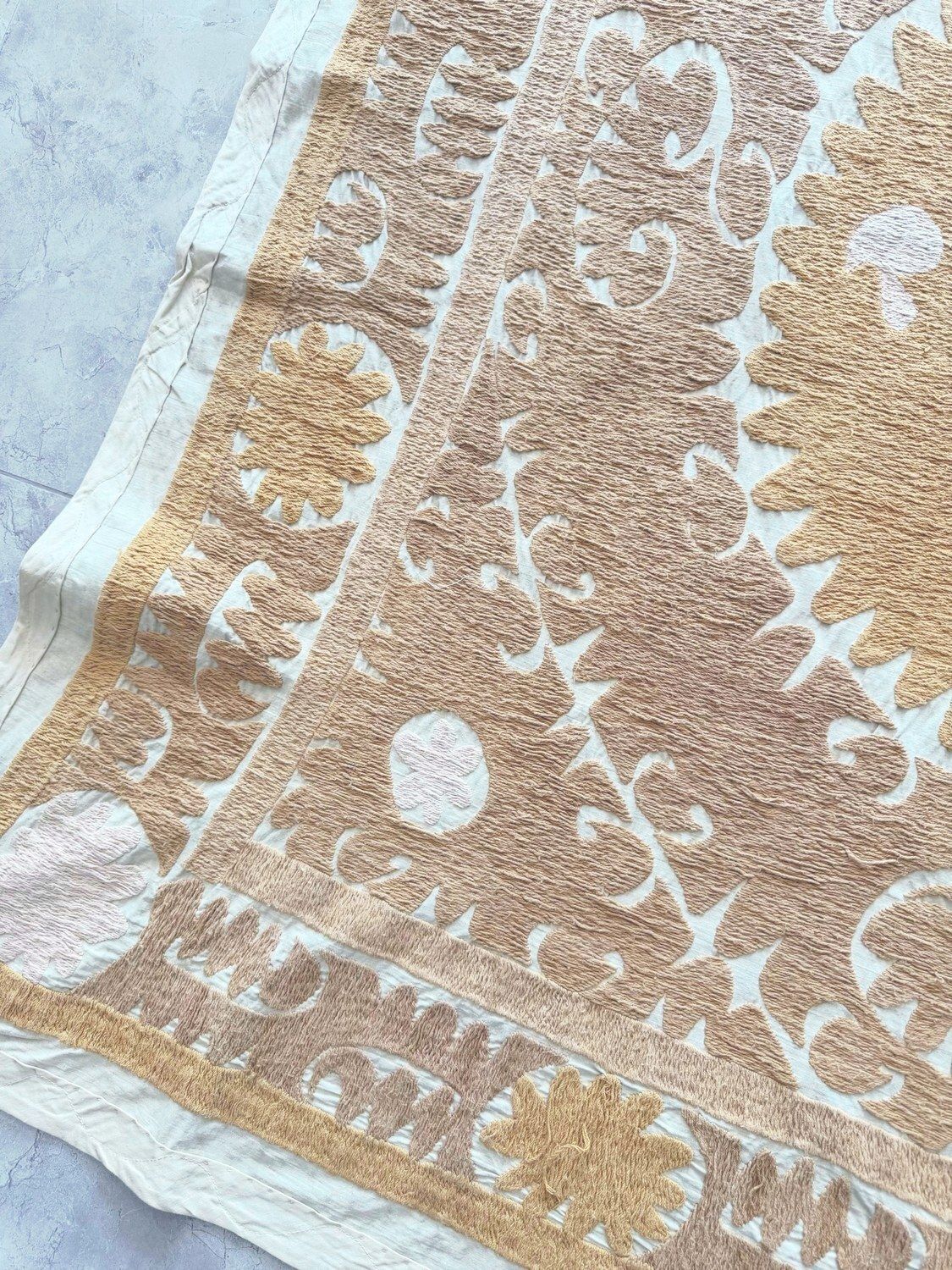 Uzbeks Suzani Textiel Wanddecoratie 139 x 144 cm, jaren 1970 photo Textiel
