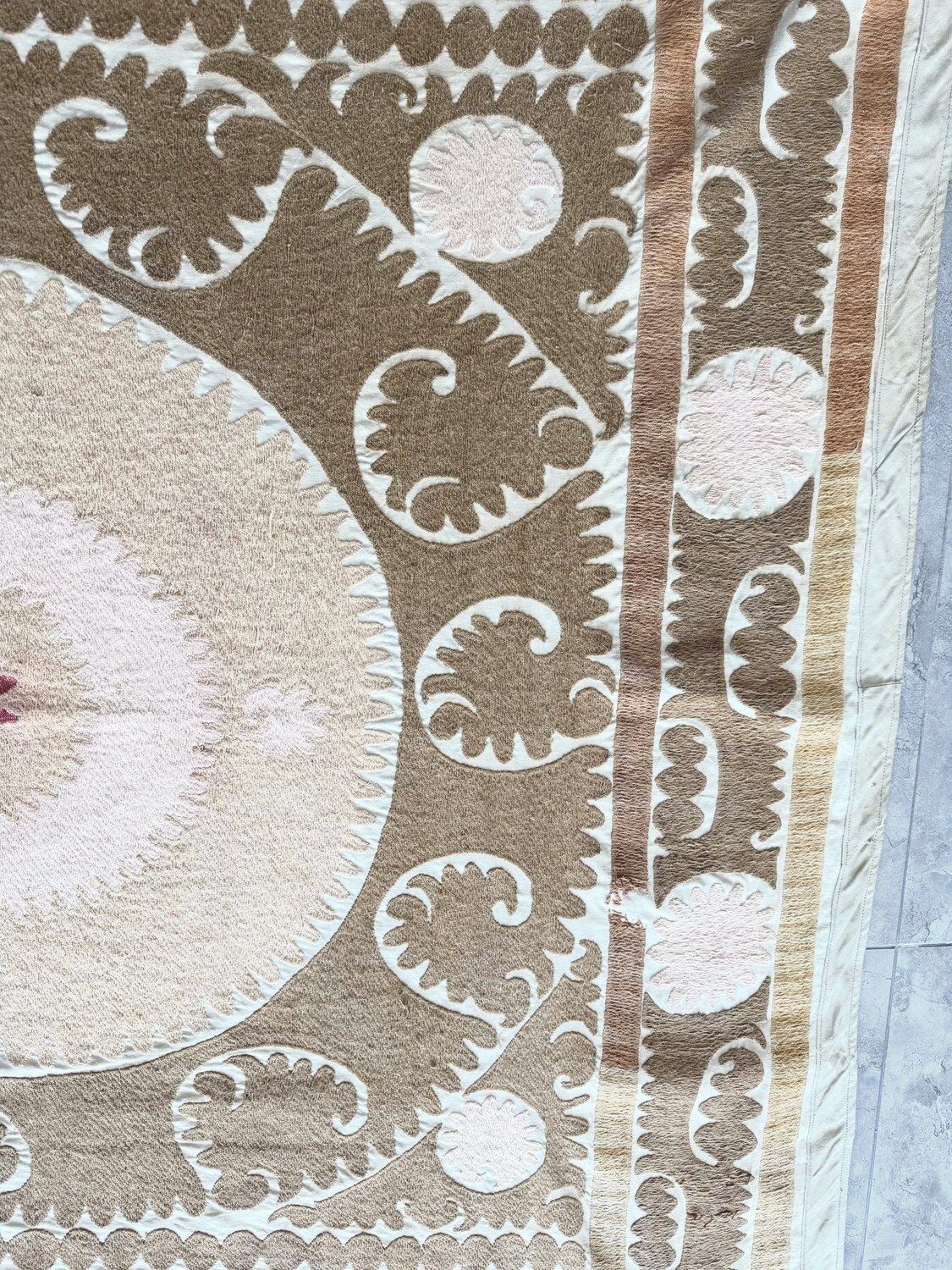 Suzani wanddecoratie, handgeborduurd, 139 x 146 cm photo Textiel