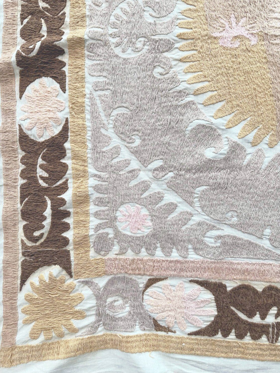 Suzani Tafelkleed, Neutraal Beige Oezbeeks Tafelkleed 139 x 148 cm photo for sale