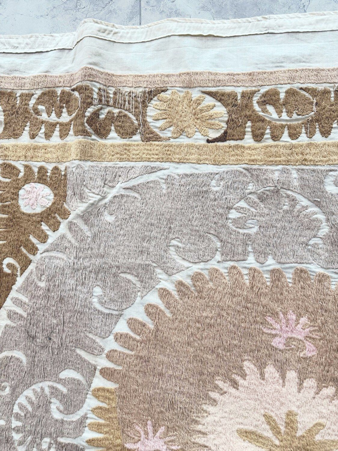 Suzani Tafelkleed, Neutraal Beige Oezbeeks Tafelkleed 139 x 148 cm photo 292.0