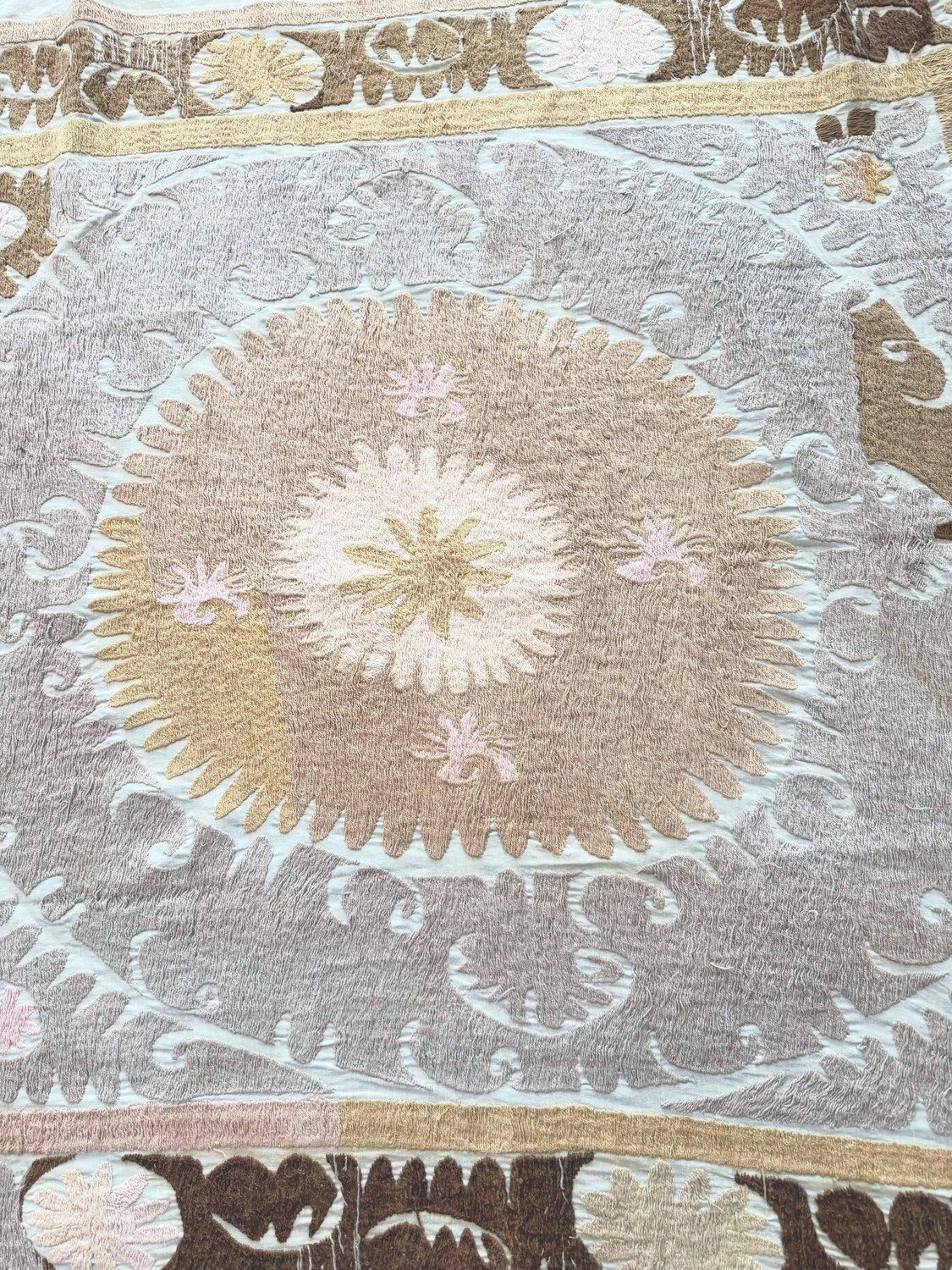 Suzani Tafelkleed, Neutraal Beige Oezbeeks Tafelkleed 139 x 148 cm photo vinterior