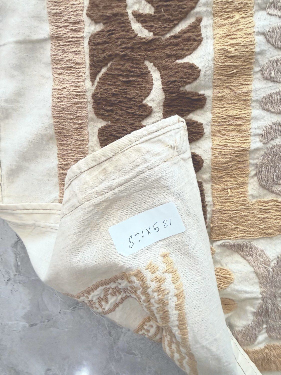 Suzani Tafelkleed, Neutraal Beige Oezbeeks Tafelkleed 139 x 148 cm photo vintage