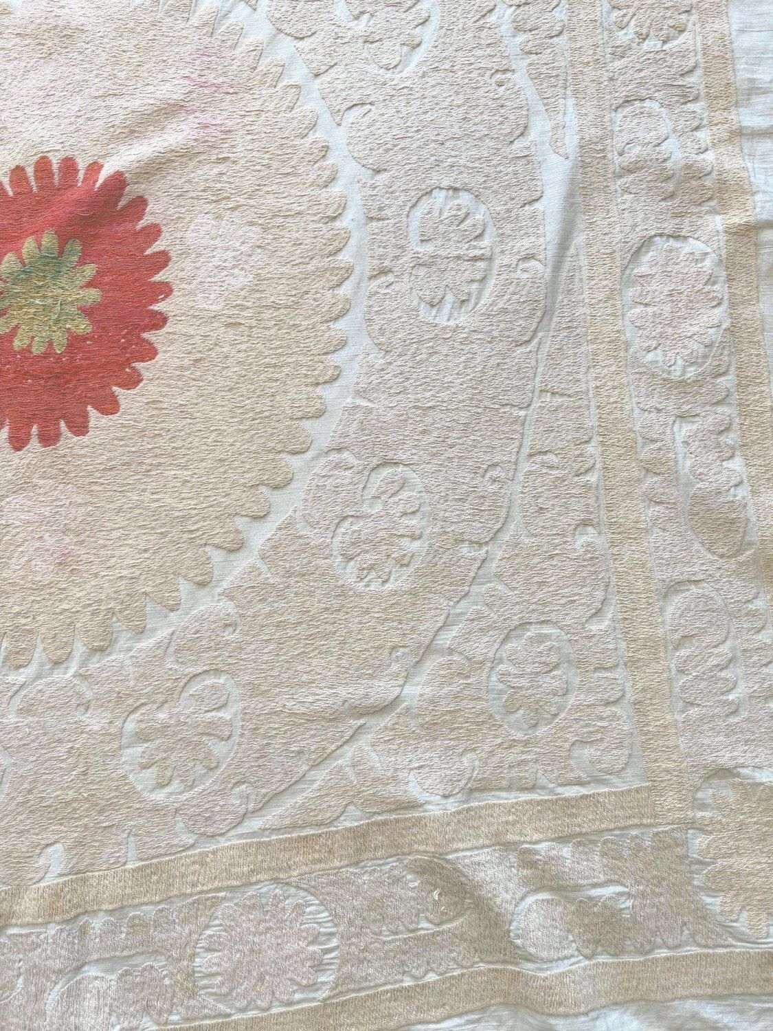 Suzani artisanale beige neutre de Tachkent, 140 x 140 cm photo Textiles