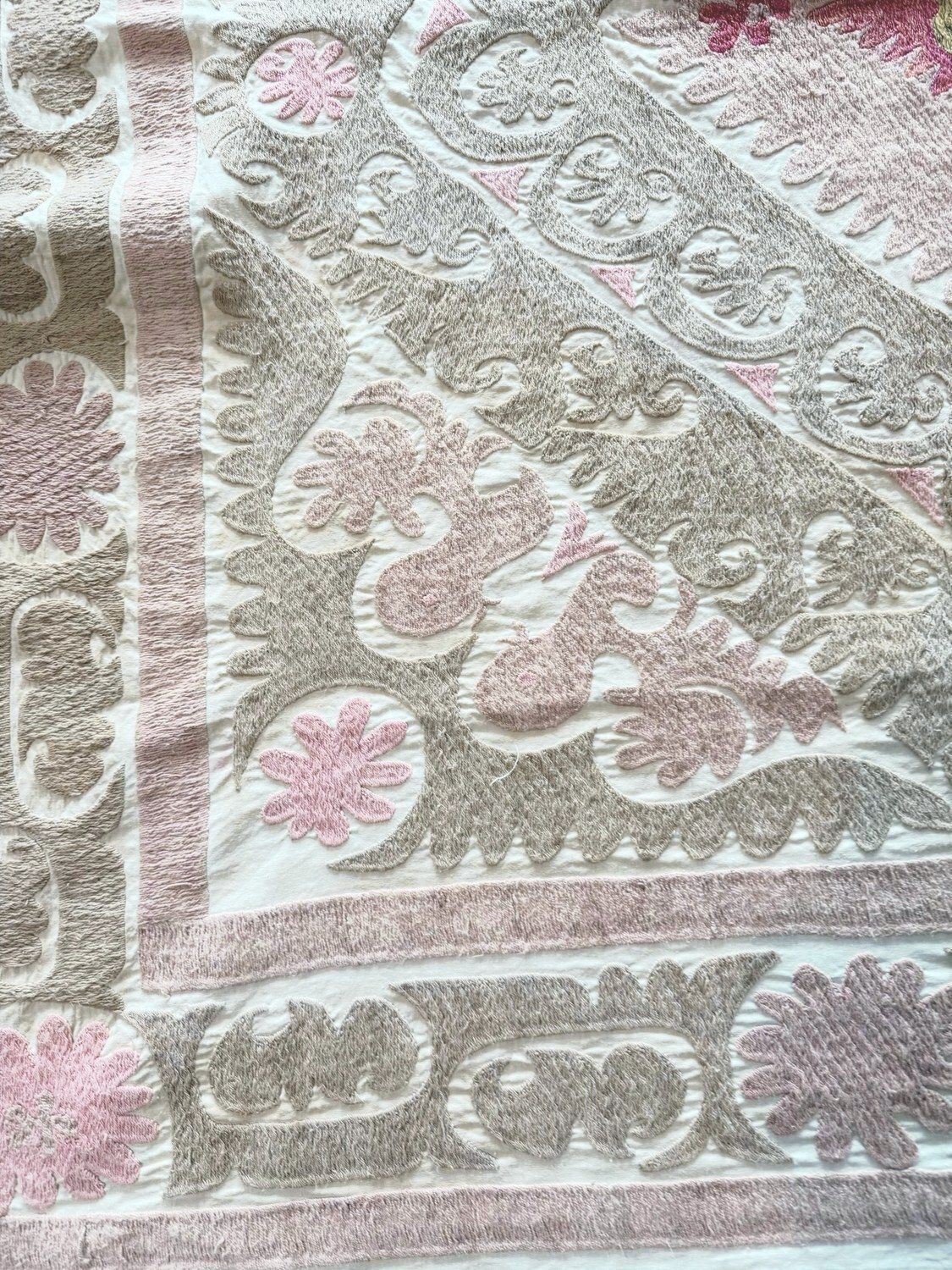 Suzani wandtapijt, neutraal beige Oezbeeks tafelkleed 140 x 147 cm photo vinterior