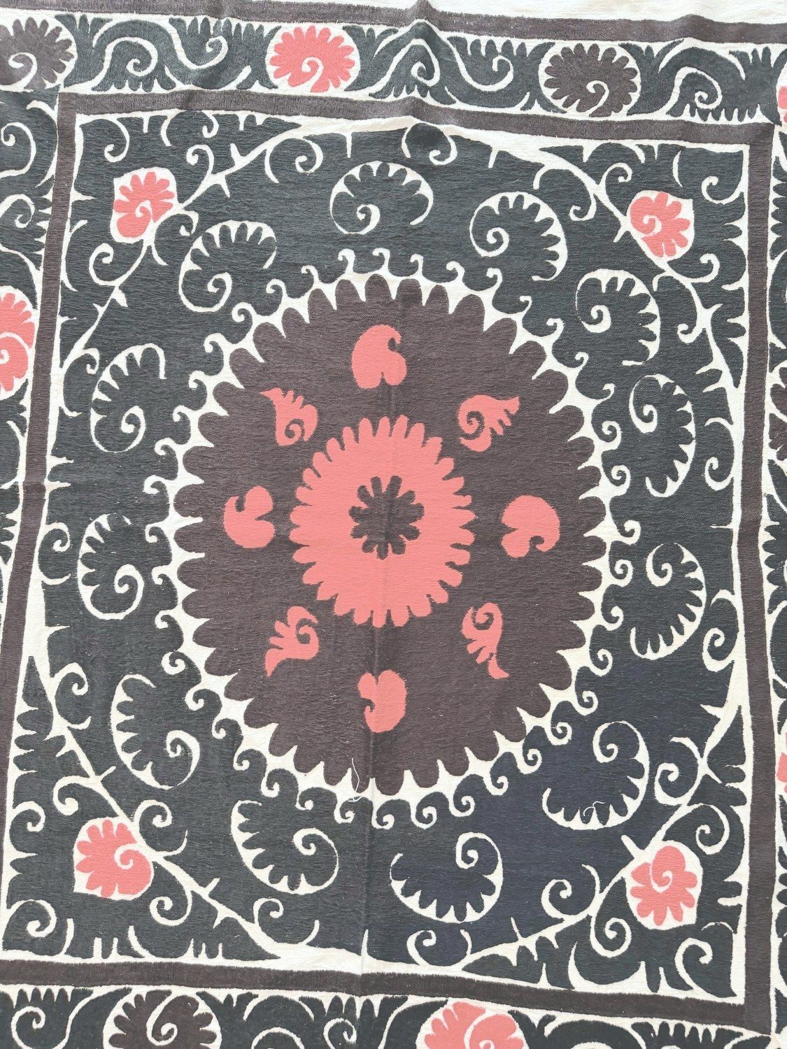 Textile mural suzani brodé à la main, marron, 140 x 156 cm photo furniture