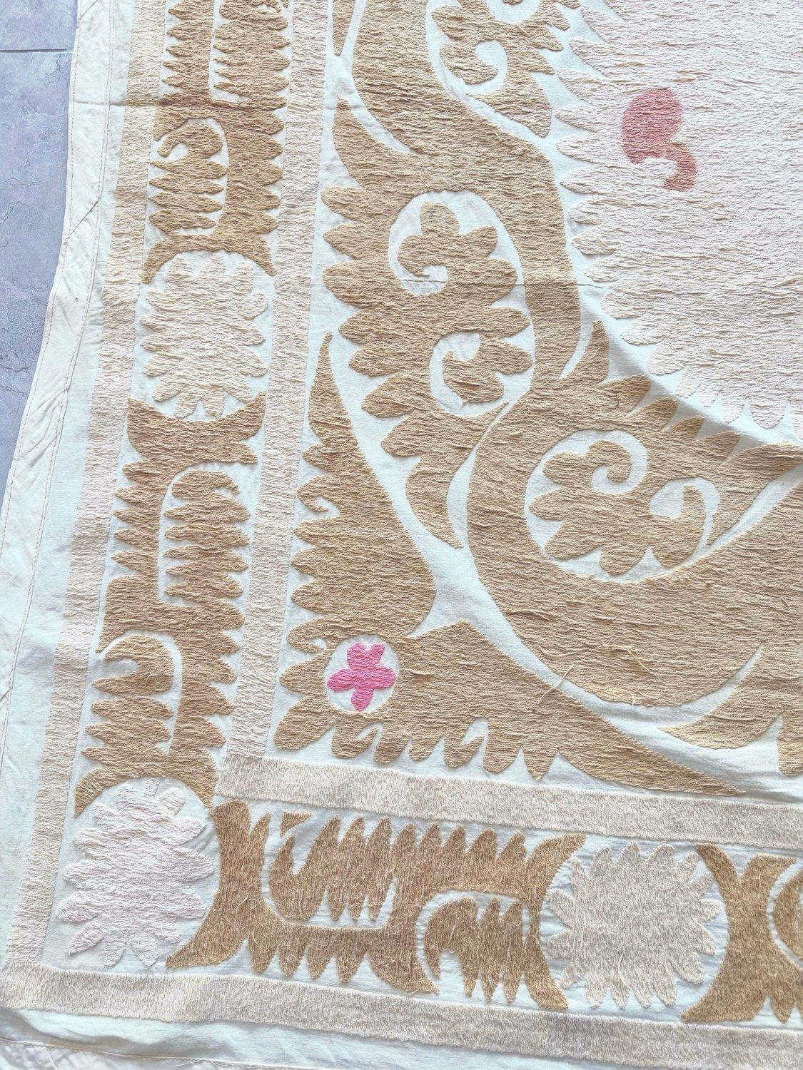 Nappe suzani bohémienne de Boukhara, 141 x 154 cm photo for sale