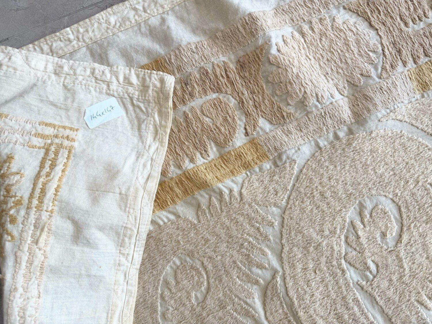 photo for sale Neutrale Beige Centraal-Aziatische Suzani Wandkleed 144 x 147 cm
