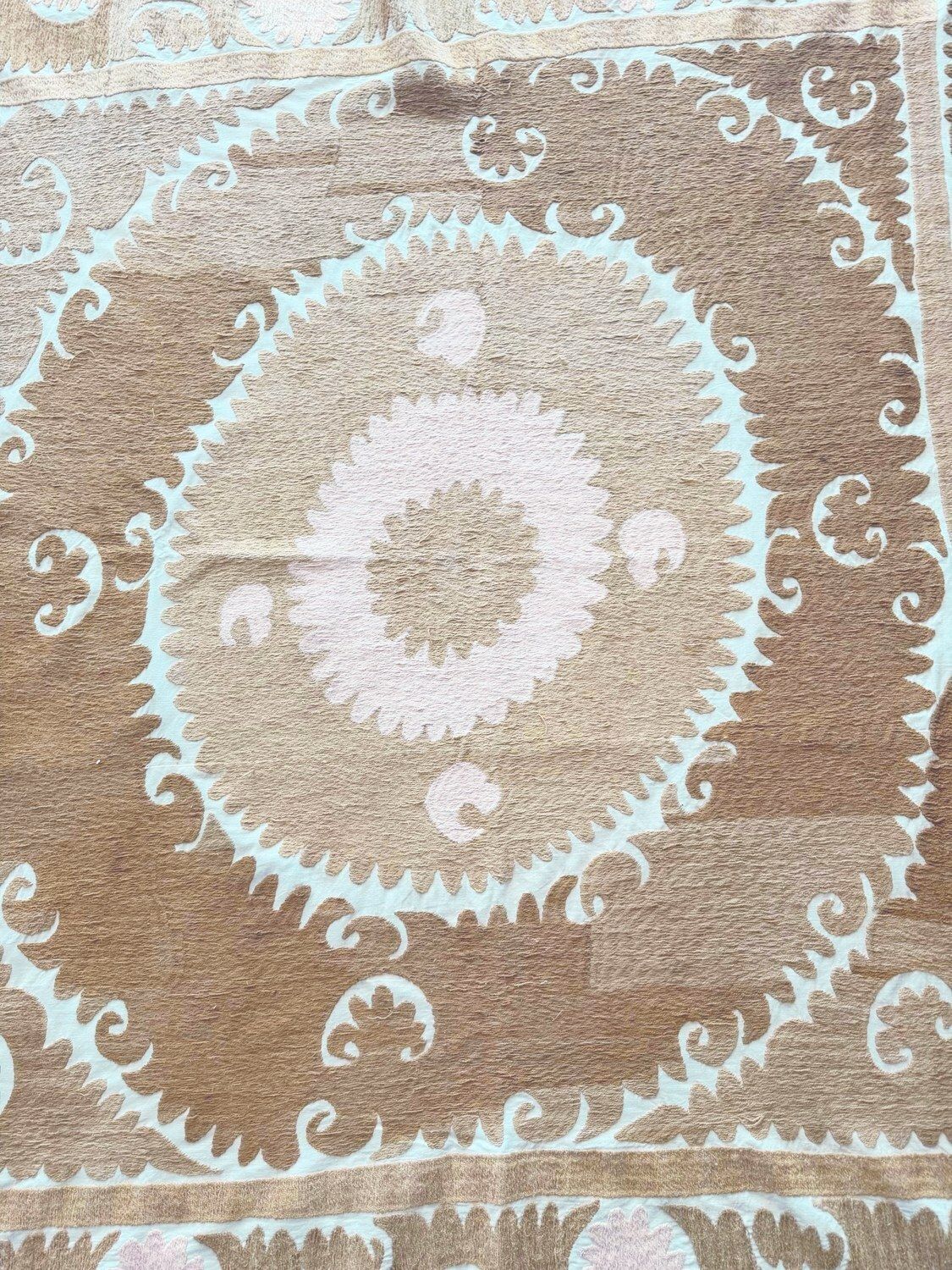 Decoratieve Vintage Neutrale Beige Suzani Uit Oezbekistan 145 X 150 Cm photo furniture