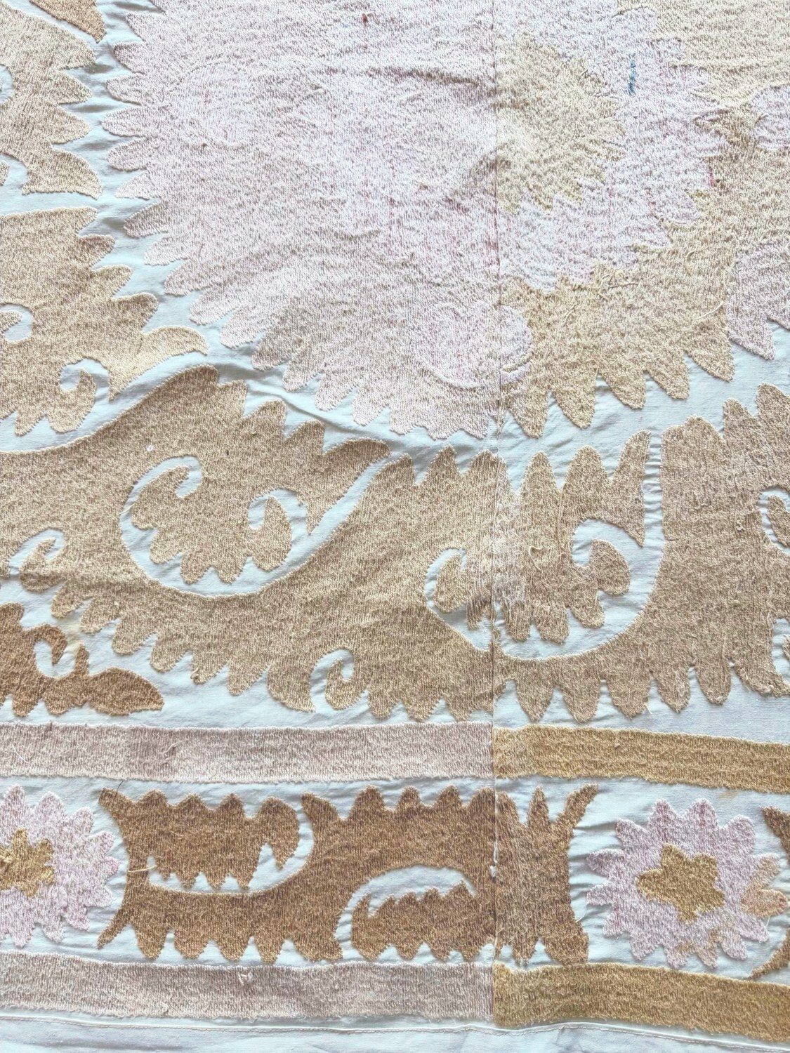 Suzani uit Bukhara, jaren 1970, neutraal beige - 145 x 150 cm photo for sale