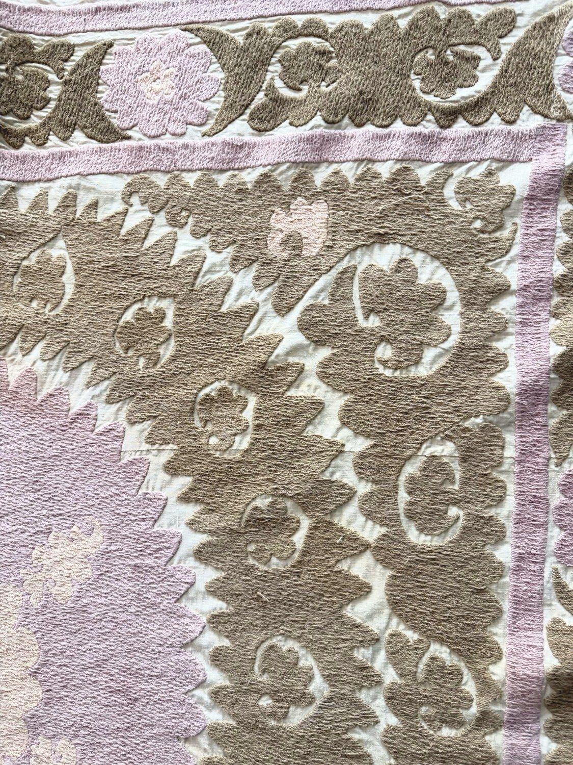 Met de hand geborduurd suzani wanddecoratie in neutrale beige tinten 145 x 159 cm photo buy