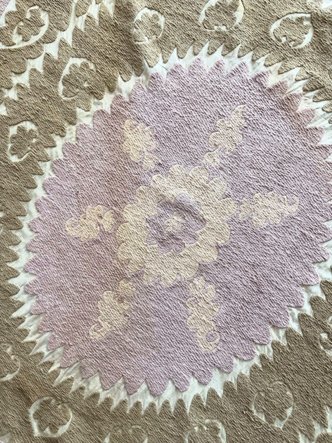 Met de hand geborduurd suzani wanddecoratie in neutrale beige tinten 145 x 159 cm photo vintage