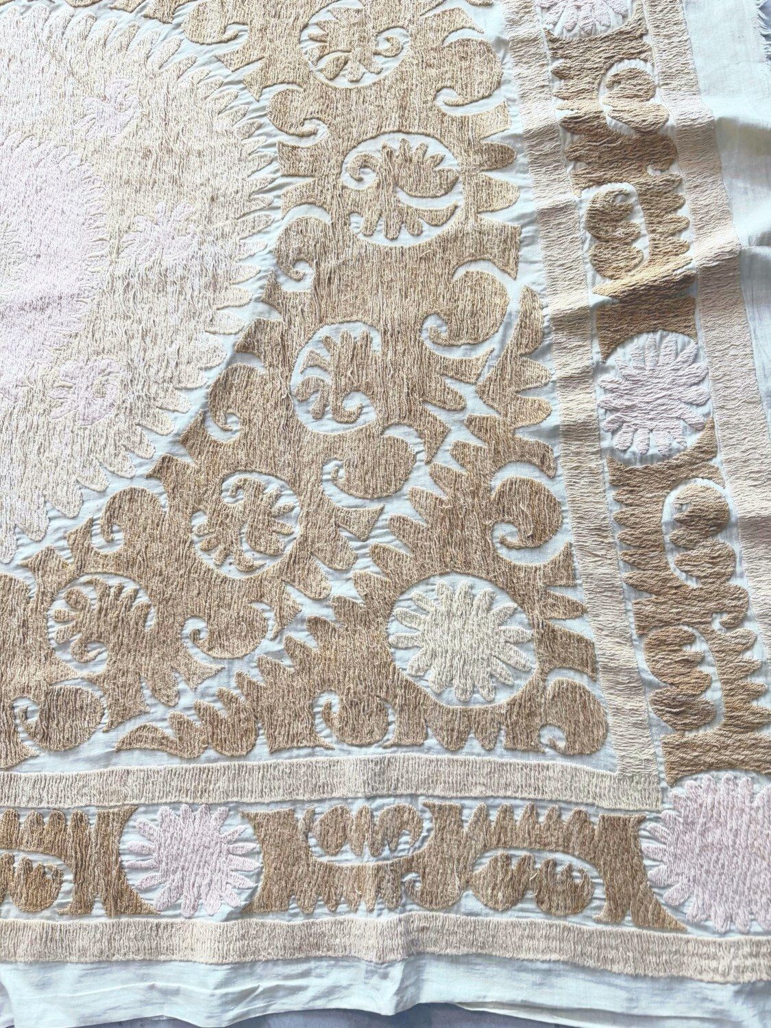 Nappe suzani d'Asie centrale, textile mid-century, 150 x 156 cm photo for sale