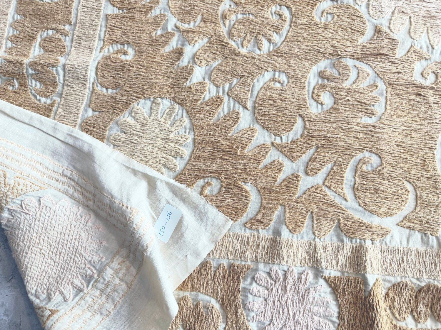 photo for sale Nappe suzani d'Asie centrale, textile mid-century, 150 x 156 cm