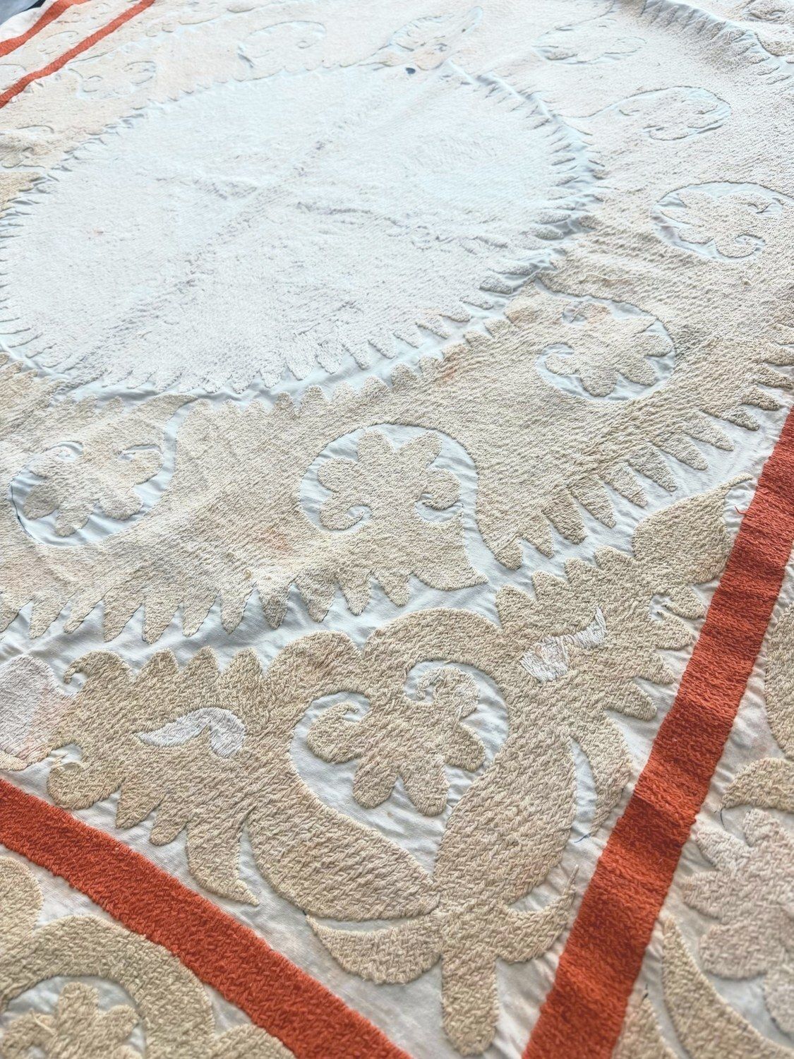 Met de hand geborduurd suzani wandkleed in neutrale beige tinten 152 x 154 cm photo vinterior