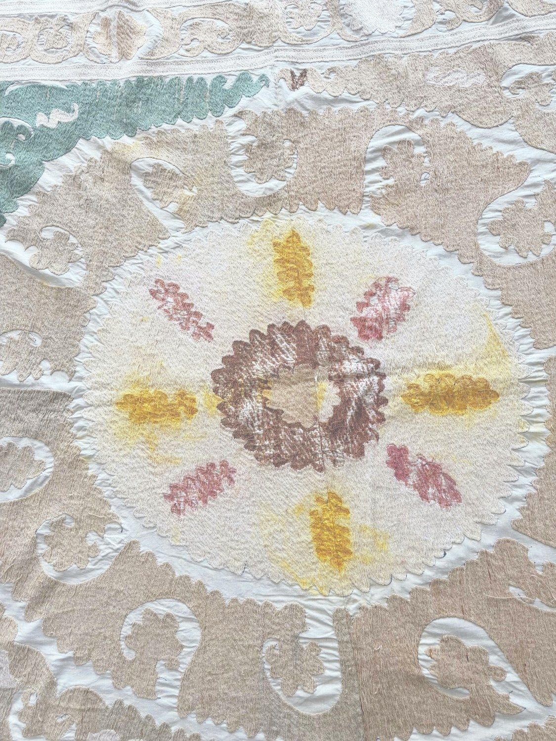 Met de hand geborduurd suzani wandkleed in neutrale beige tinten, 152 x 154 cm photo vinterior