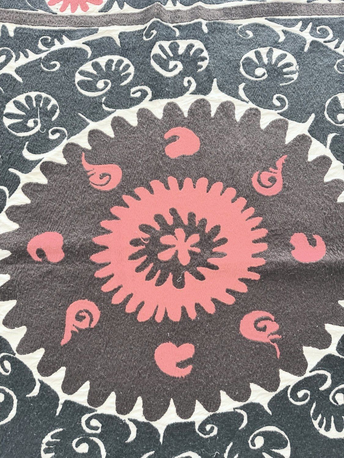 Nappe suzani, broderie de Tachkent brune, 153 x 160 cm photo furniture