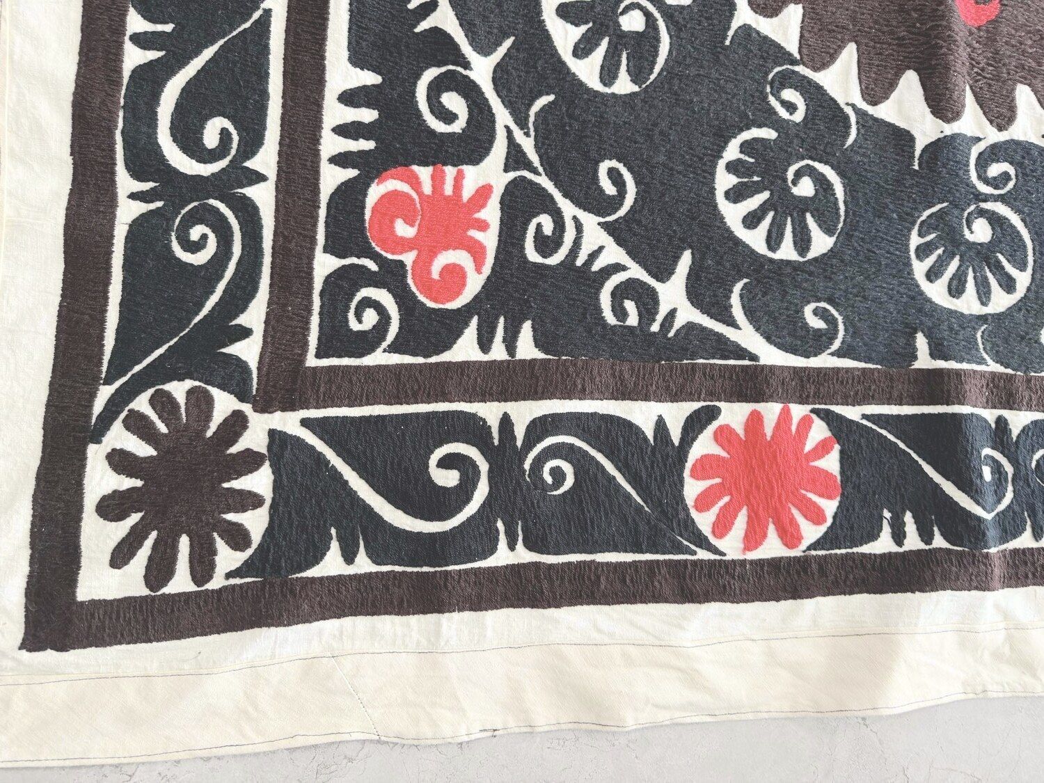 Nappe suzani, broderie de Tachkent brune, 153 x 160 cm photo Textiles