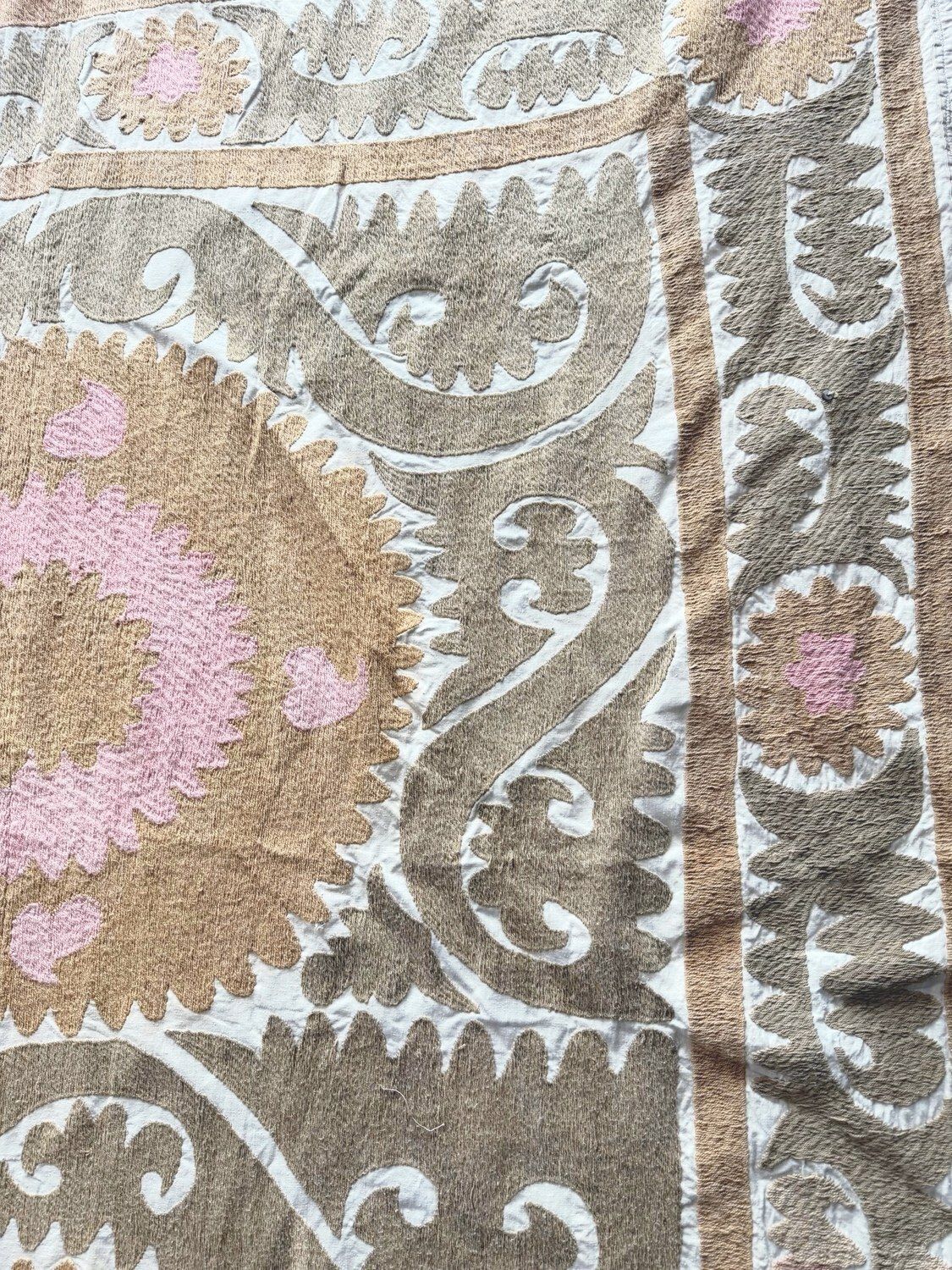 Met de hand geborduurd groot neutraal beige suzani bedsprei 245 x 335 cm photo vinterior